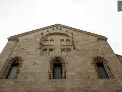...la nostra attenzione � catturata dal timpano triangolare...